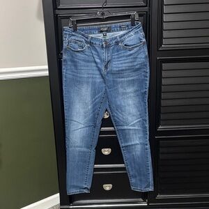 Judy Blue relaxed fit women’s jeans. Size 32.